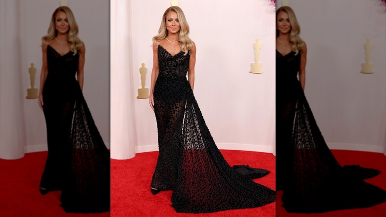 Kelly Ripa poses for photos on the Oscars red carpet