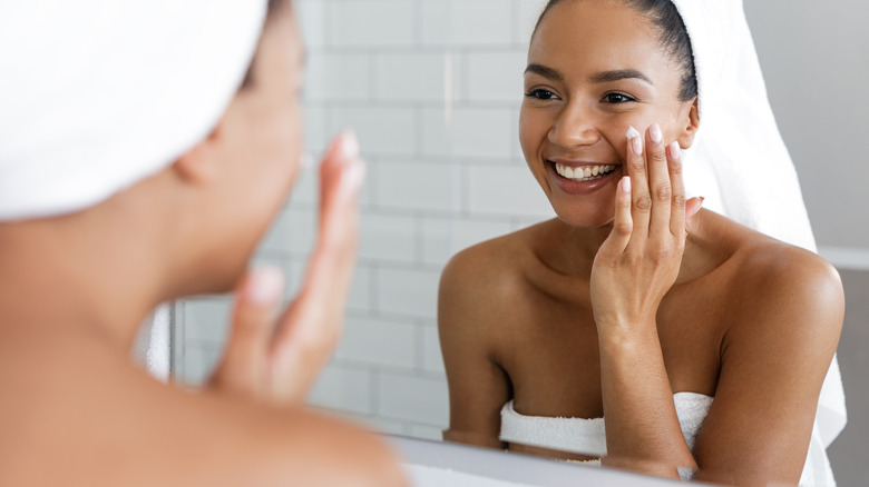 woman doing her skincare routine