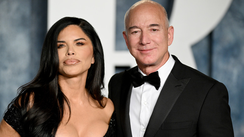 Lauren Sánchez (L) and Jeff Bezos attend the 2023 Vanity Fair Oscar Party Hosted By Radhika Jones at Wallis Annenberg Center for the Performing Arts on March 12, 2023 in Beverly Hills, California (2023)
