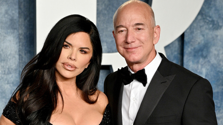 Lauren Sanchez and Jeff Bezos posing together