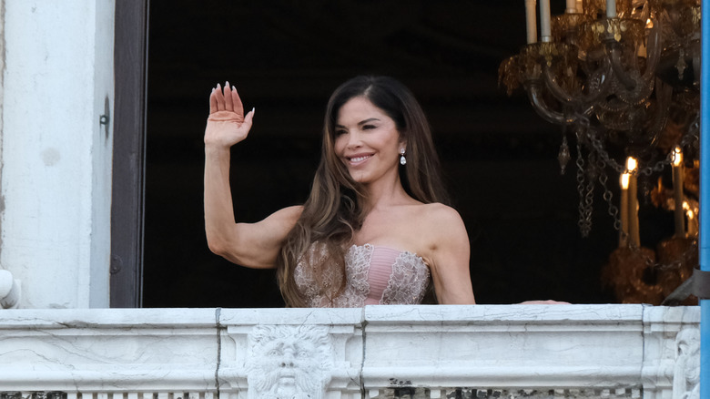Lauren Sánchez standing and waving