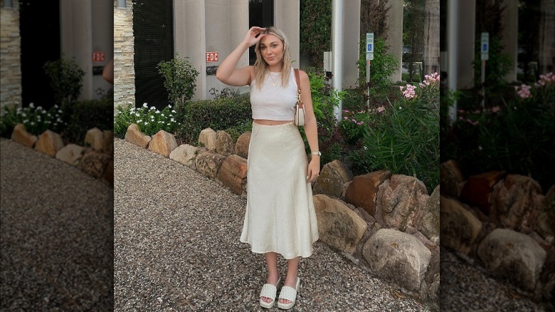 Girl wearing minimalist gold necklace.