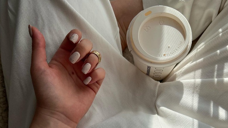 Linen nails with speckle design