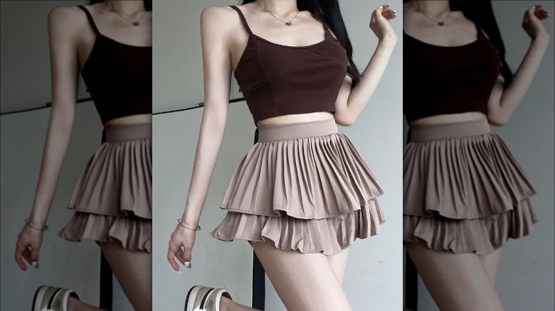 woman wearing beige pleated skort