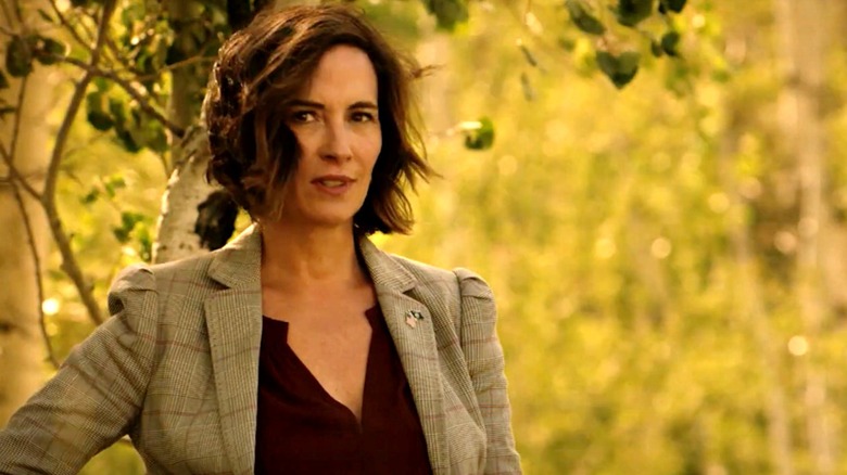 Wendy Moniz as Governor Lynelle Perry in 