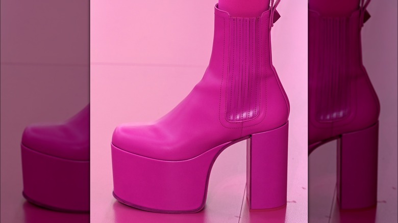 Runway model magenta boot