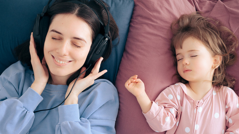 mom and toddler napping