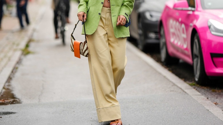 woman wearing margarine yellow trousers