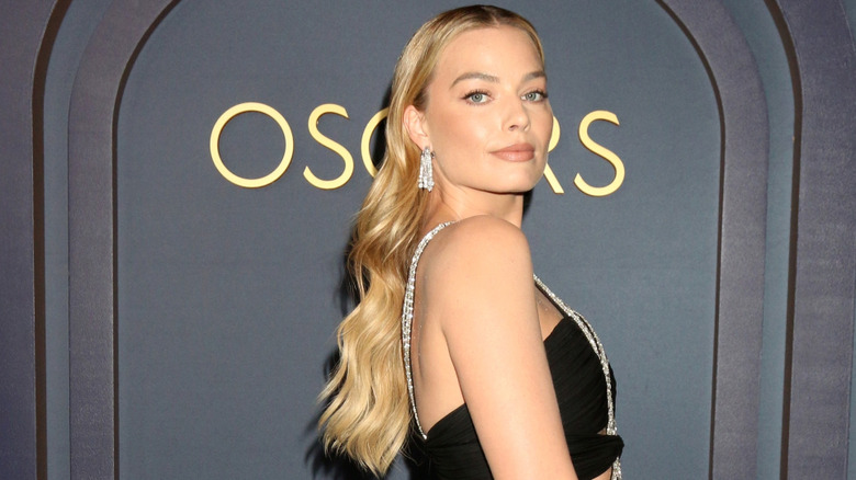 Margot Robbie shows off her long blonde hair