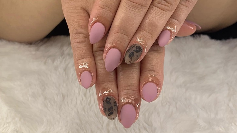 Mauve manicure with accent nail