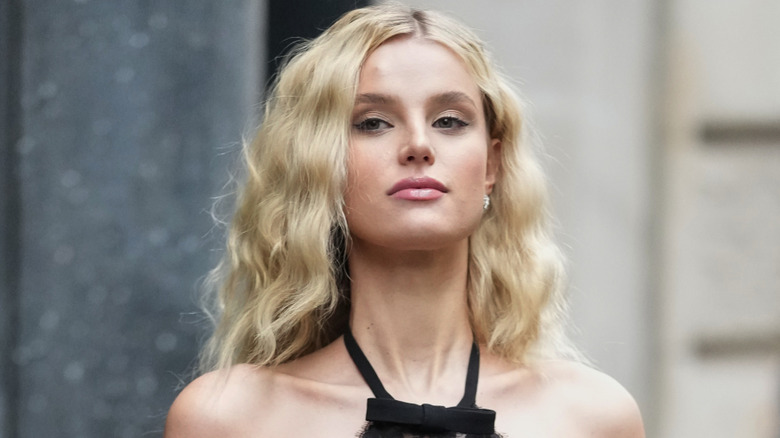 A woman with a wavy blond shoulder cut