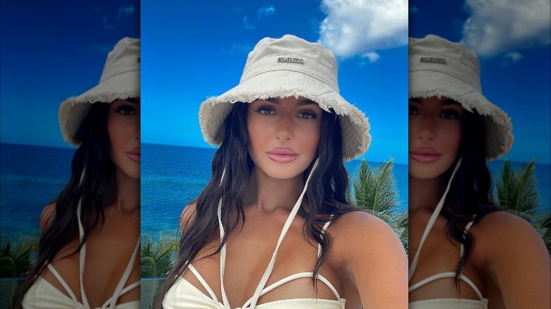 Brunette with wavy hair, hat