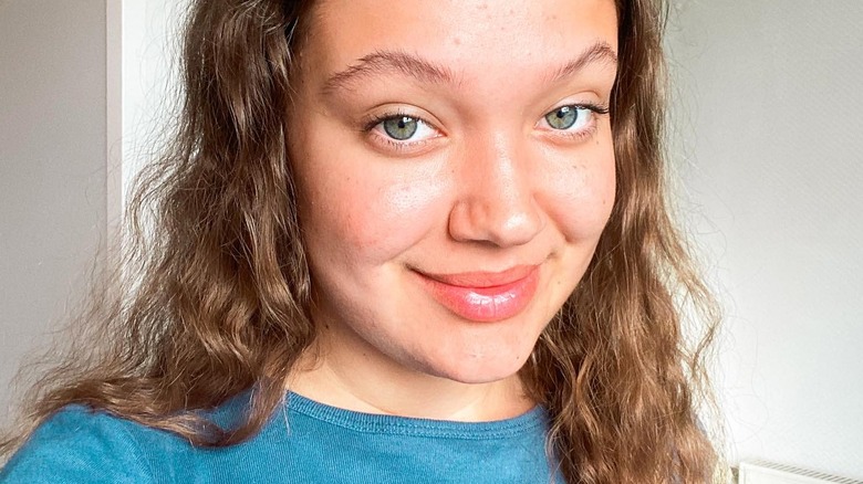 Woman without false lashes