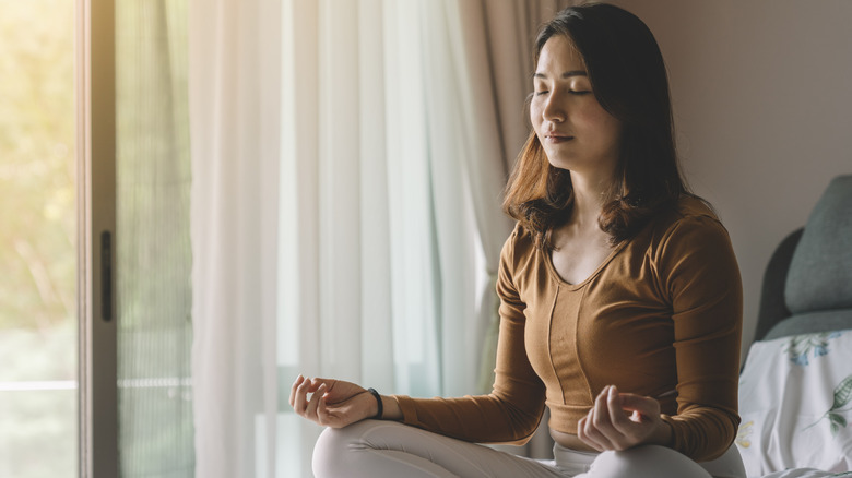 Woman visualizes on bed