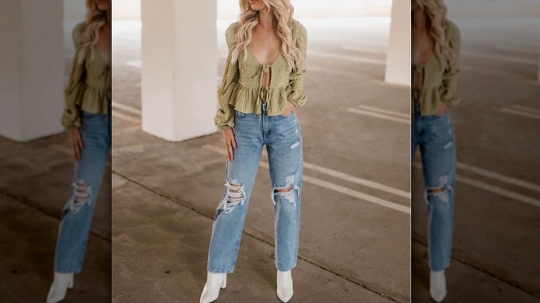 Model in dad jeans, feminine