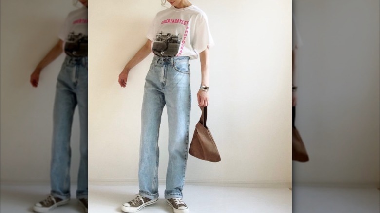 Model in dad jeans, casual