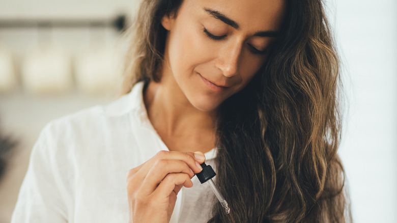 woman oiling her hair
