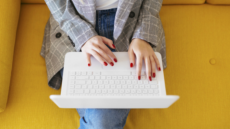 Woman with red nails on her laptop