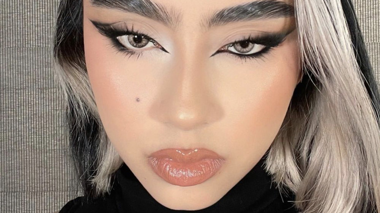 woman with eyeliner red carpet