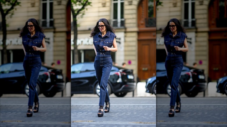 woman wearing navy blue denim