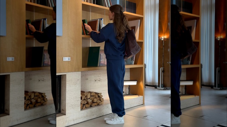 woman wearing navy blue outfit