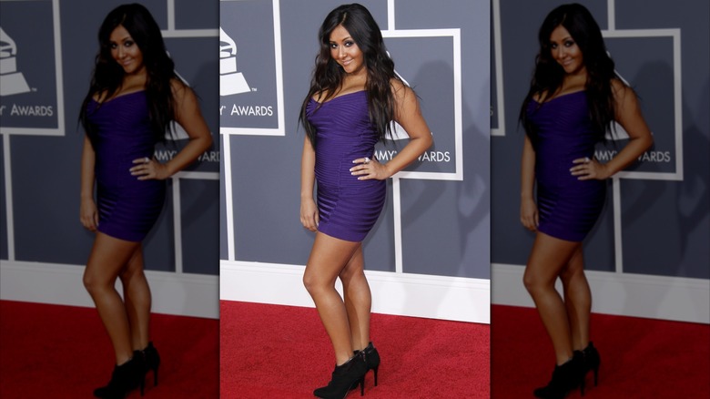 Nicole 'Snooki' Polizzi poses for cameras on the 2010 Grammys red carpet