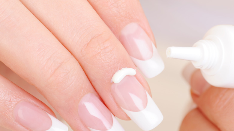 Applying vitamin E on cuticle