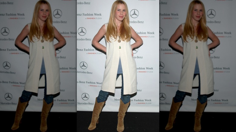 Tara Lipinski in an oversized cardigan with skinny jeans and suede boots