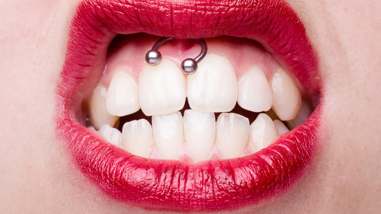 Smiley piercing in frenulum