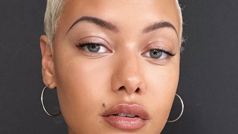 Woman with modern 90s brows