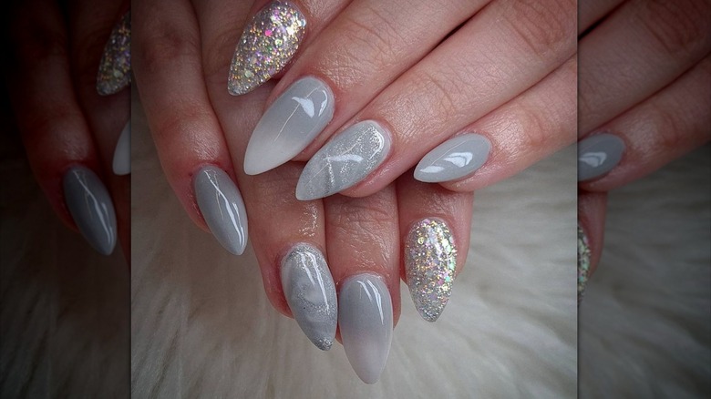 Sparkly gray manicure on fingers