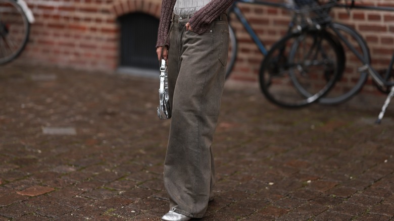 Woman wearing baggy jeans