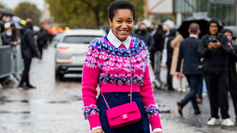 Woman wearing a pink purse