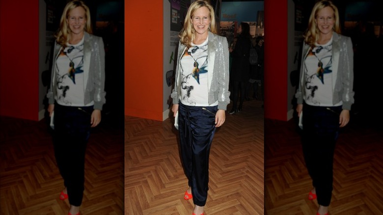 woman wearing black parachute pants