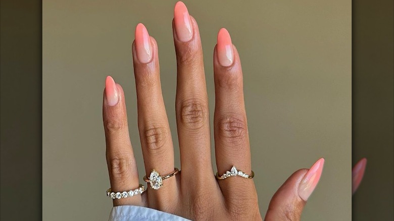 Gradient peach orange manicure