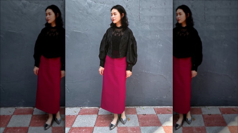 woman wearing pink pencil skirt