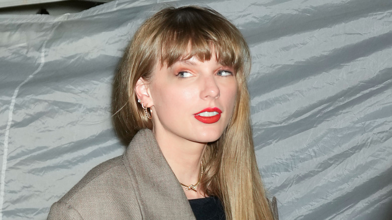 Taylor Swift wearing a gray coat