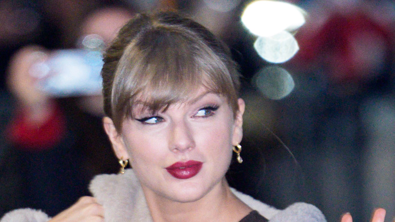 Taylor Swift with red liptstick