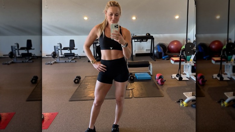 Lindsey Vonn poses for a gym selfie