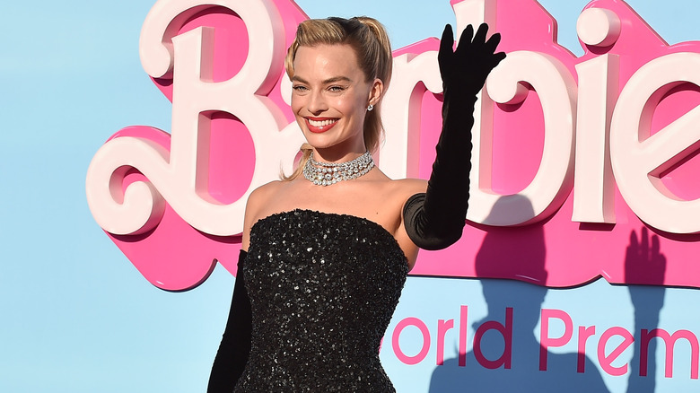 Margot Robbie waving at the Barbie movie premiere