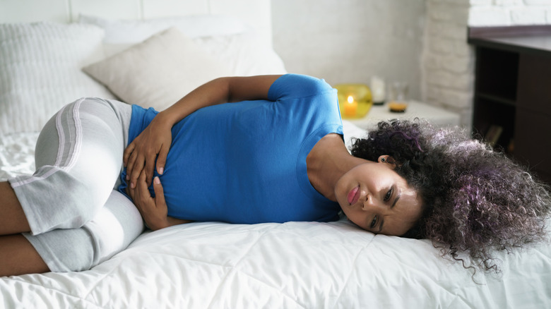 woman experiencing mettelschmerz menstrual pain