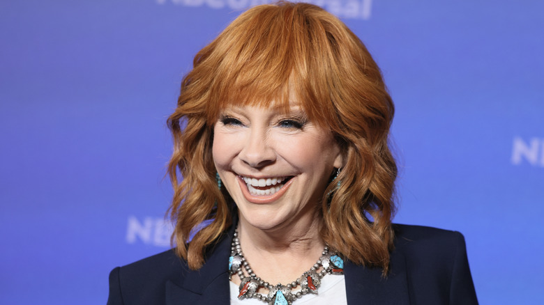 Reba McEntire posing on a red carpet.