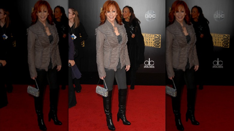 Reba McEntire on the 2009 American Music Awards red carpet in leggings, boots, and a jacket.