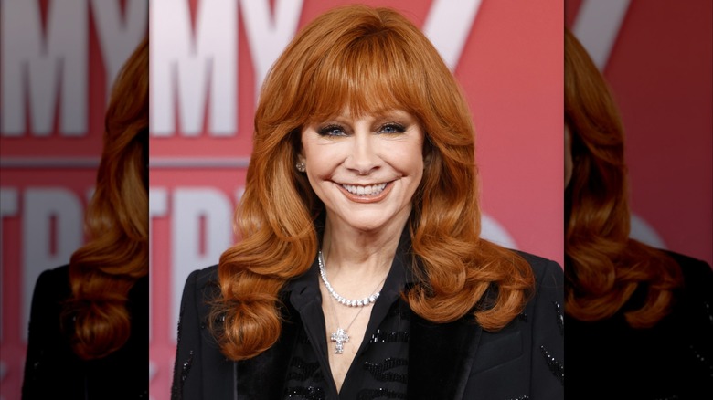 ﻿Reba McEntire, wearing an ill-fitting monochrome makeup look and smiling at the 60th Academy of Country Music Awards