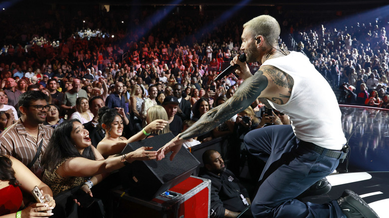 Adam Levine singing to the crowd