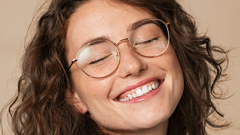 Woman wearing round glasses
