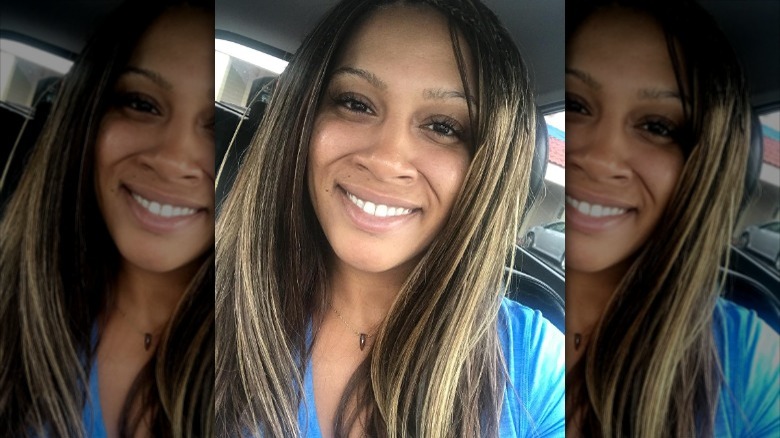 Brown hair with gold details