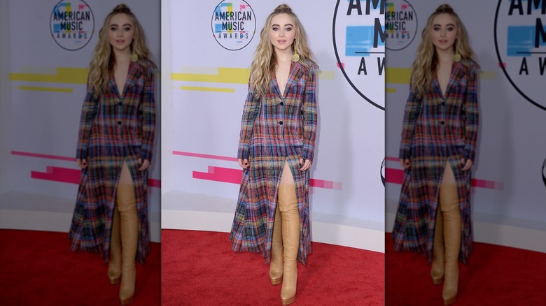Sabrina Carpenter at the 2017 AMAs in a tartan trenchcoat