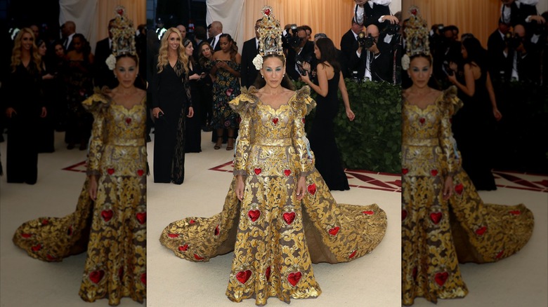 Sarah Jessica Parker posing at the Met Gala in an gold gown and ornate gold headpiece in 2018.