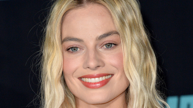Margot Robbie dark eyebrows light hair